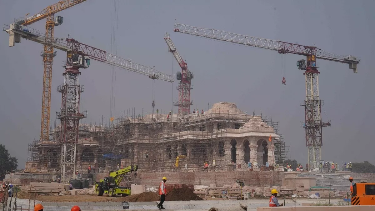 अयोध्या: सवा किलो सोने के छत्र से सजेंगे रामलला, जानें कौन से वस्त्र पहनेंगे प्रभु श्रीराम