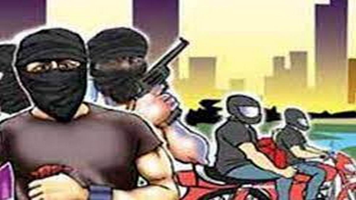 बरेली में IG दफ्तर के पास 8.5 लाख रुपयों की लूट, मुठभेड़ में बदमाश घायल