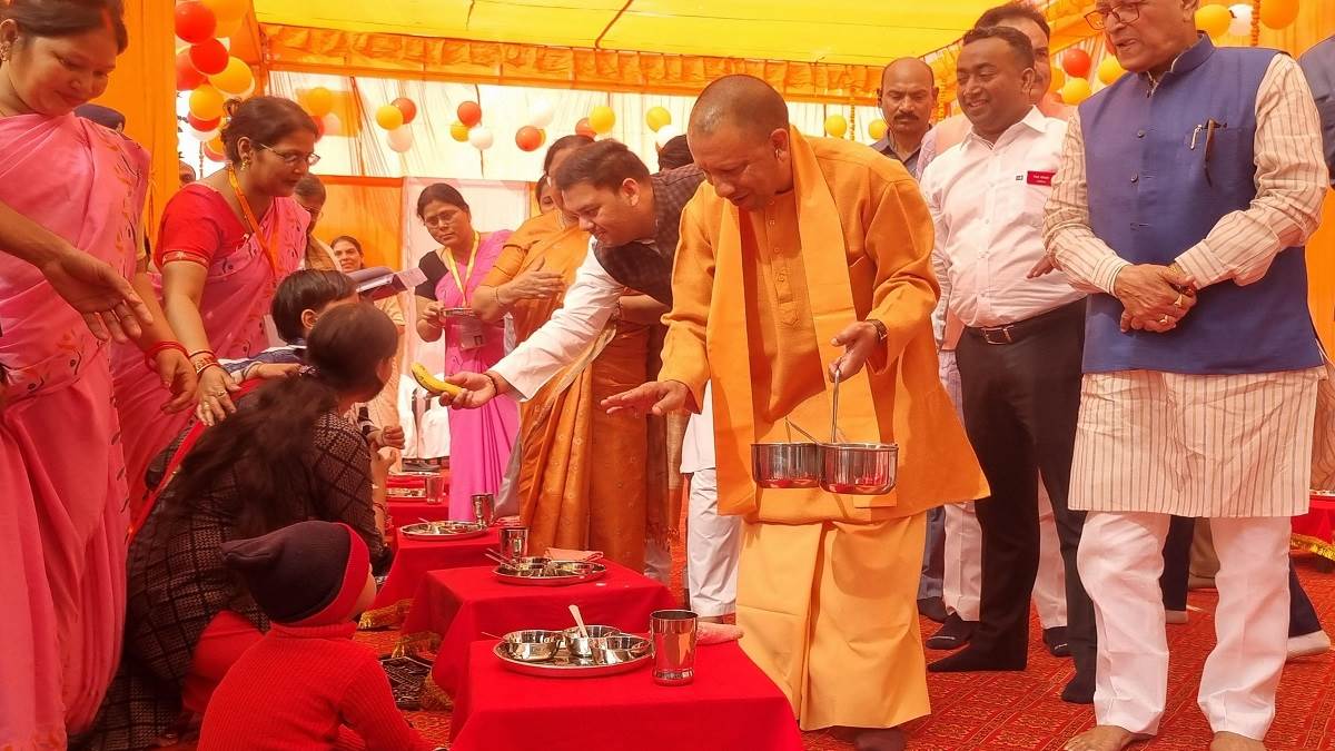 अयोध्या में गरम भोजन योजना की CM योगी ने की शुरूआत, बच्चों को अपने हाथ से खिलाया खाना