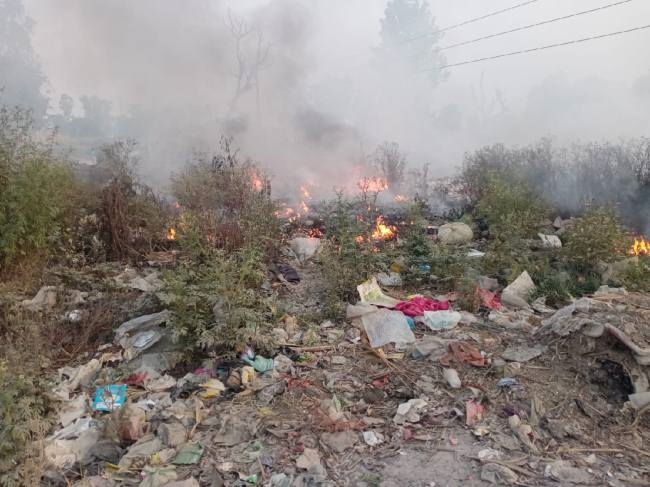 देवरिया नगर पालिका की बड़ी लापरवाही, बड़े पैमाने पसरे कूड़े के ढ़ेर में लगी आग के विकराल रूप लेने की आशंका!