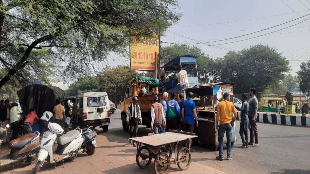 NGT की फटकार के बाद हरकत में प्रशासन: ग्रीन बेल्ट से हटाया जा रहा अतिक्रमण, दो दिन में 150 से ज्यादा अतिक्रमणों पर चला हथौड़ा