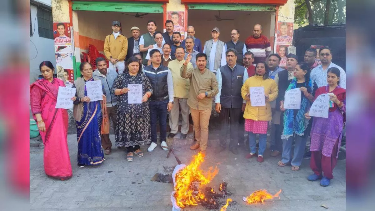 देहरादून: बढ़ते महिला अपराधों के खिलाफ कांग्रेस ने फूंका सरकार का पुतला, कार्यकर्ताओं ने सरकार पर साधा निशाना
