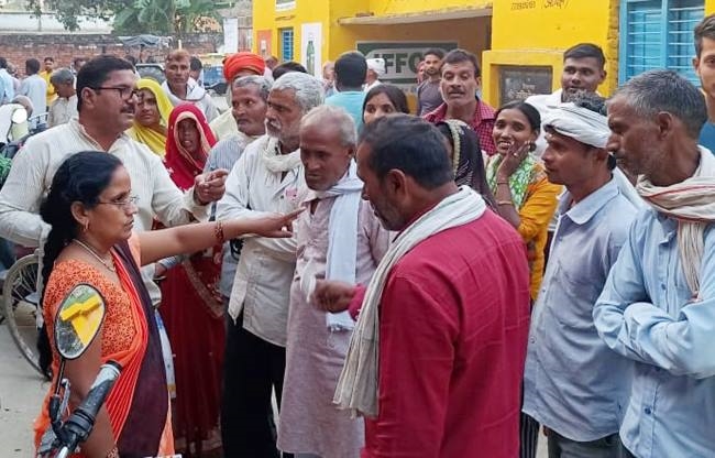 कानपुर: खाद वितरण में अनियमितता को लेकर किसानों ने किया हंगामा, तहसीलदार ने दिए कार्रवाई के निर्देश