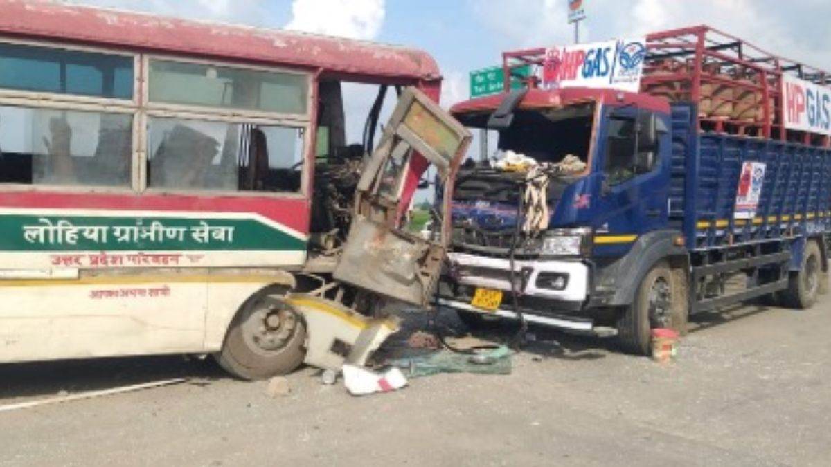 गोरखपुर में खड़ी बस में ट्रक ने मारी जोरदार टक्कर, छह लोगों की मौत, 27 घायल