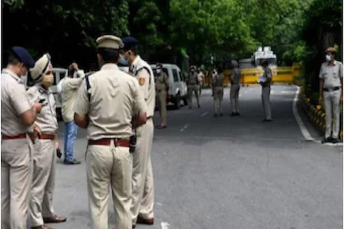 Delhi News: किशोरी को मैसेज करने पर पथराव, पांच घायल