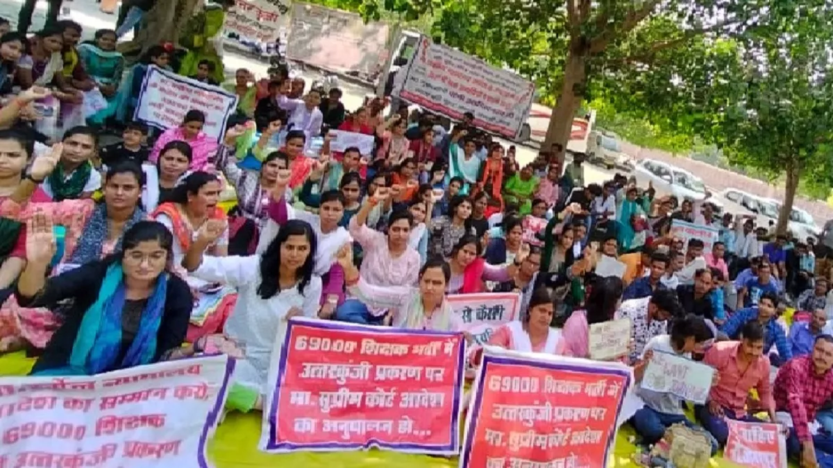 लखनऊ में भाजपा मुख्यालय घेरने की कोशिश, 69000 शिक्षक भर्ती के अभ्यर्थियों और पुलिस के बीच झड़प