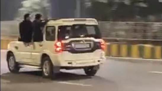देखें Video: ‘भाई की शादी’ में हूटर बजाते हुए किया… कार की खिड़की खोल हुई नोटों की बारिश… अब पुलिस ने काटा 4 लाख का चालान