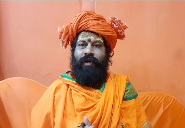 ओवैसी पर महंत राजू दास का बड़ा बयान, बोले- इतनी कट्टरता ठीक नहीं घर वापसी कर लें असद्दुदीन