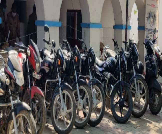 Delhi News: सोशल मीडिया पर विज्ञापन देकर बेचते थे चोरी की बाइक