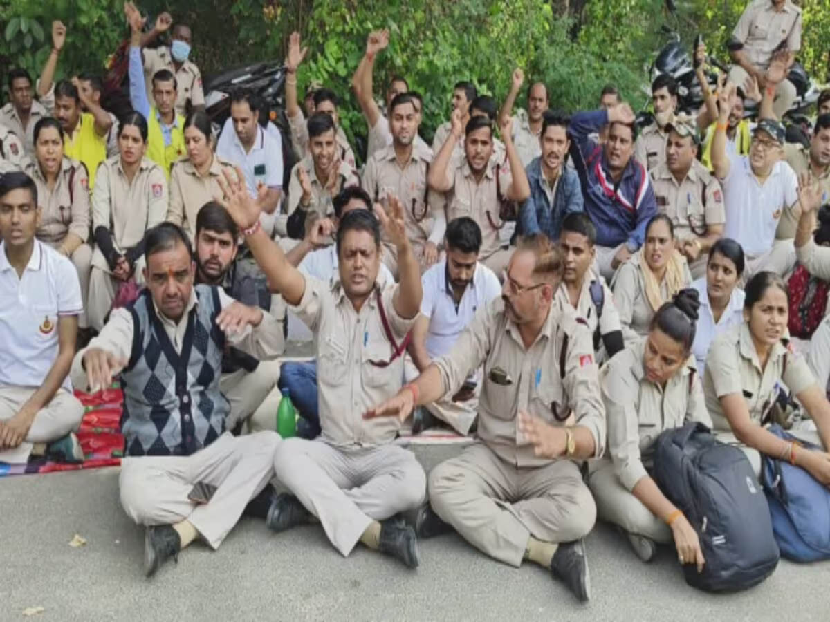 Delhi News: रोजगार के लिए 10 हजार कर्मी एक माह से सड़क पर