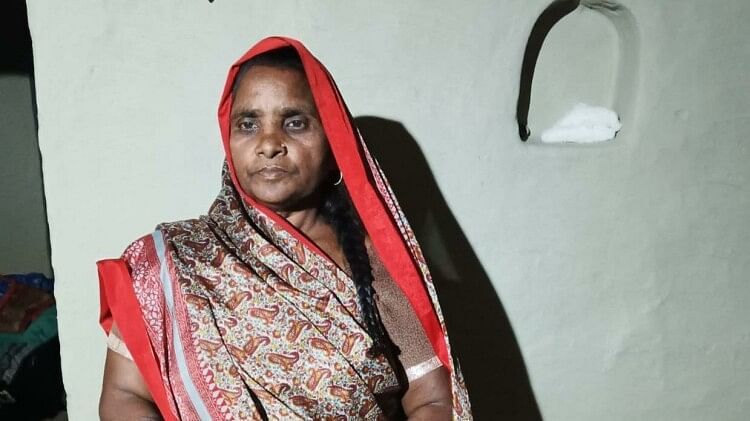 एक मां जो बनी हिम्मत की मिसाल: 14 साल की जंग के बाद बेटे की जीती लड़ाई, DM ने दिलाया 4.16 लाख का मुआवजा