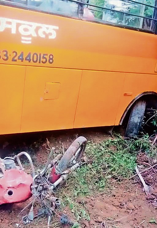 सुजानपुर रोड पर एक स्कूल बस पलटी, चीखों से राहगीरों ने बाहर निकाला