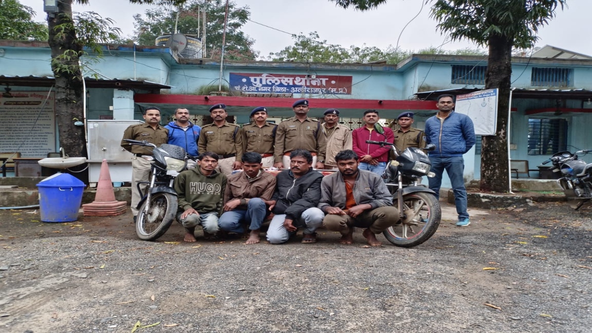 पुलिस को मिली बड़ी सफलता: अवैध हथियारों के साथ 4 आरोपी गिरफ्तार, 2 बंदूक, 7 जिंदा कारतूस समेत दो बाइक जब्त