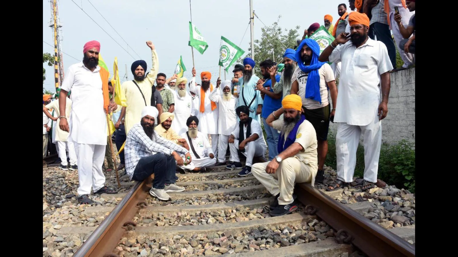 जालंधर दिल्ली नेशनल हाईवे के साथ अब धन्नो वाली फाटक के पास रेलवे ट्रैक भी जाम