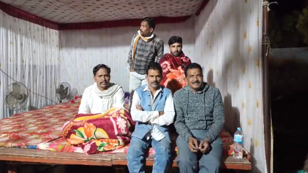 मतदान के बाद चौकीदारी में लगे कांग्रेसी: स्ट्रांग रूम के बाहर दे रहे पहरा, सता रहा है इस बात का डर 