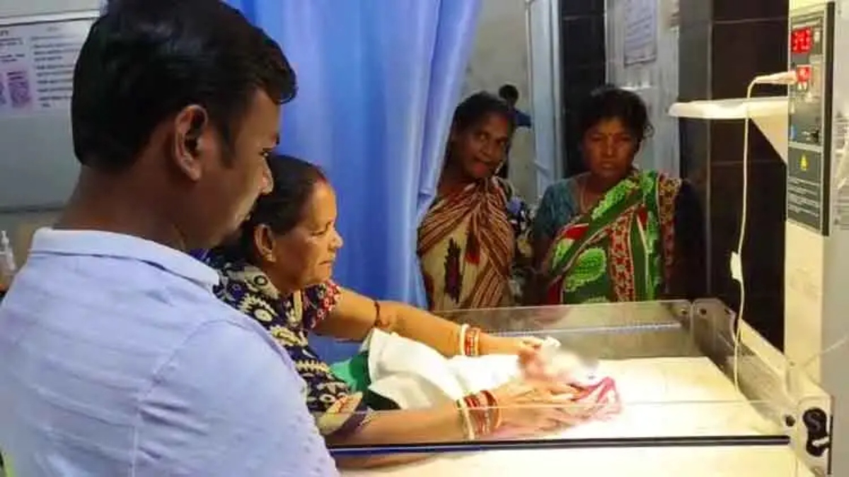 Odisha News: ये कैसी मां, 9 माह गर्भ में पाल जन्मी बेटी को कीचड़ में फेंका… नमाज पढ़ने जा रहे शेख खैरुला ने देखा, फिर ले गए अस्पताल
