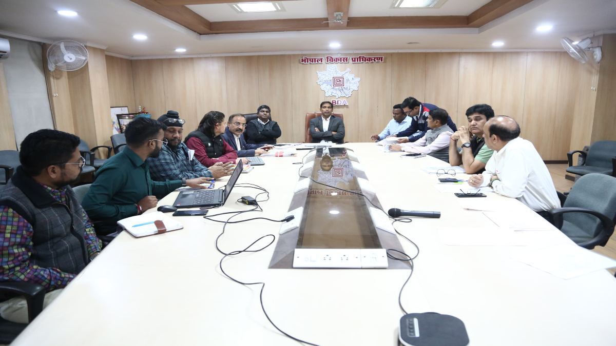 भोपाल बनेगा स्लम फ्री: कलेक्टर ने की अफसरों के साथ बैठक, रहवासियों को पक्के आवास देने के संबंध में बना प्लान