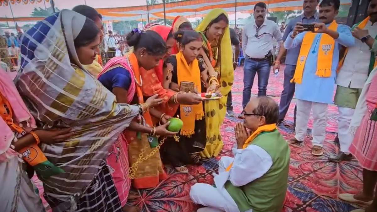 बहनों ने उतारी CM की नजर, नई फसल की भेंट; शिवराज ने कांग्रेस पर बोला हमला- कांग्रेसी आएंगे, भ्रम फैलाएंगे, लेकिन इनके झांसे में मत आना