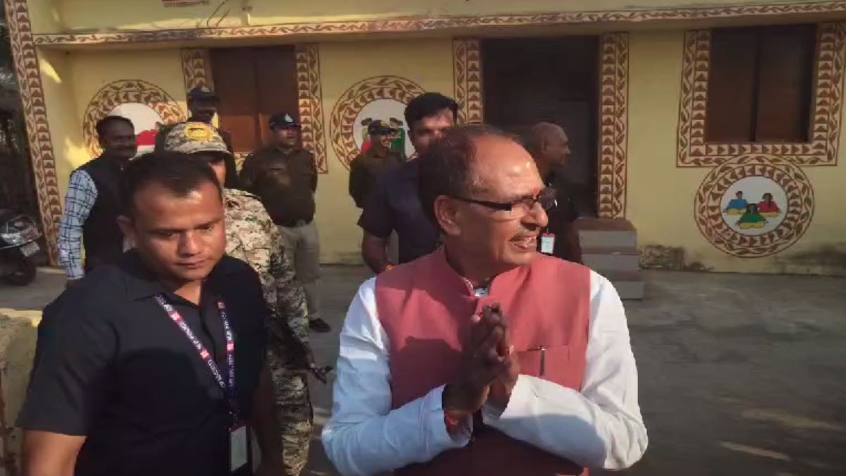 CM शिवराज पहुंचे नरसिंहपुर: गुरु षठमुखानंद महाराज से लिया आशीर्वाद, कहा- 3 दिसंबर के बाद की तैयारियों में लग गए