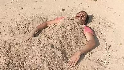 अनोखा प्रदर्शन: शाहजहांपुर में सलमान ने कब्र बना खुद को मिट्टी में दबाया, मांग जानकर रह जाएंगे दंग!