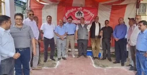 अल्मोड़ा: नगर पालिका में शामिल करने की मांग को लेकर धरना, जानें किस क्षेत्र को लेकर हो रही मांग