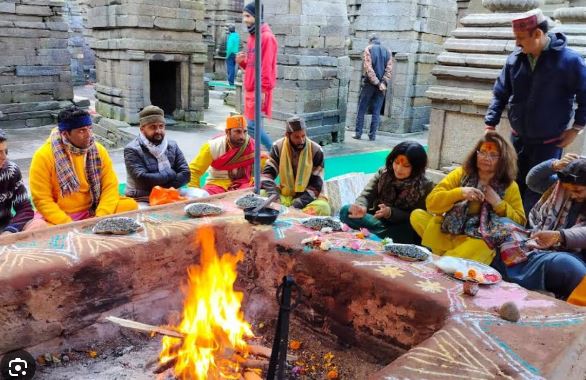अल्मोड़ा: जागेश्वर धाम पहुंचीं सपा सांसद डिंपल यादव, परिवार के सदस्यों ने धाम पर कराया भंडारा