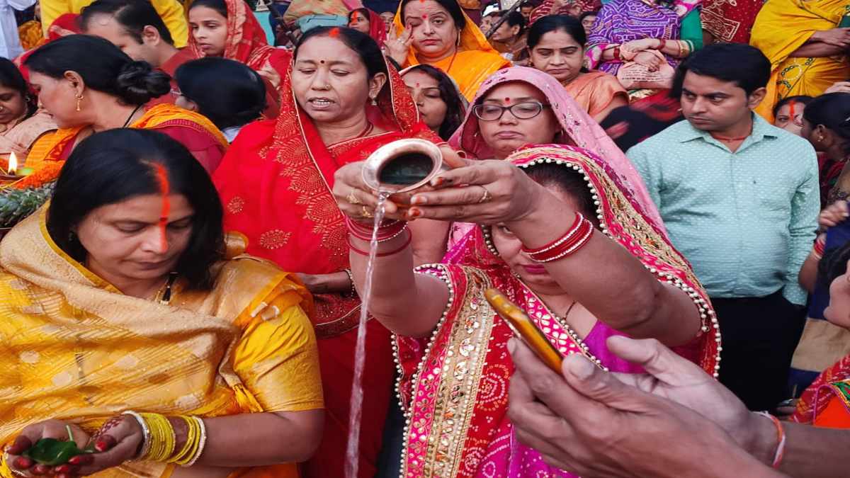 Chhath Puja: छठ महापर्व के आखिरी दिन उगते सूर्य को दिया गया अर्घ्य, घाट पर उमड़े श्रद्धालु