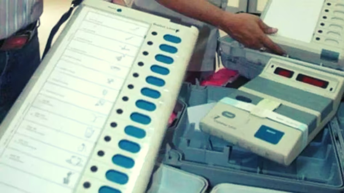 EVM में गड़बड़ी का LIVE वीडियो: वोट दिया किसी और को, गया किसी और को, दिग्विजय सिंह ने दिखाया डेमो
