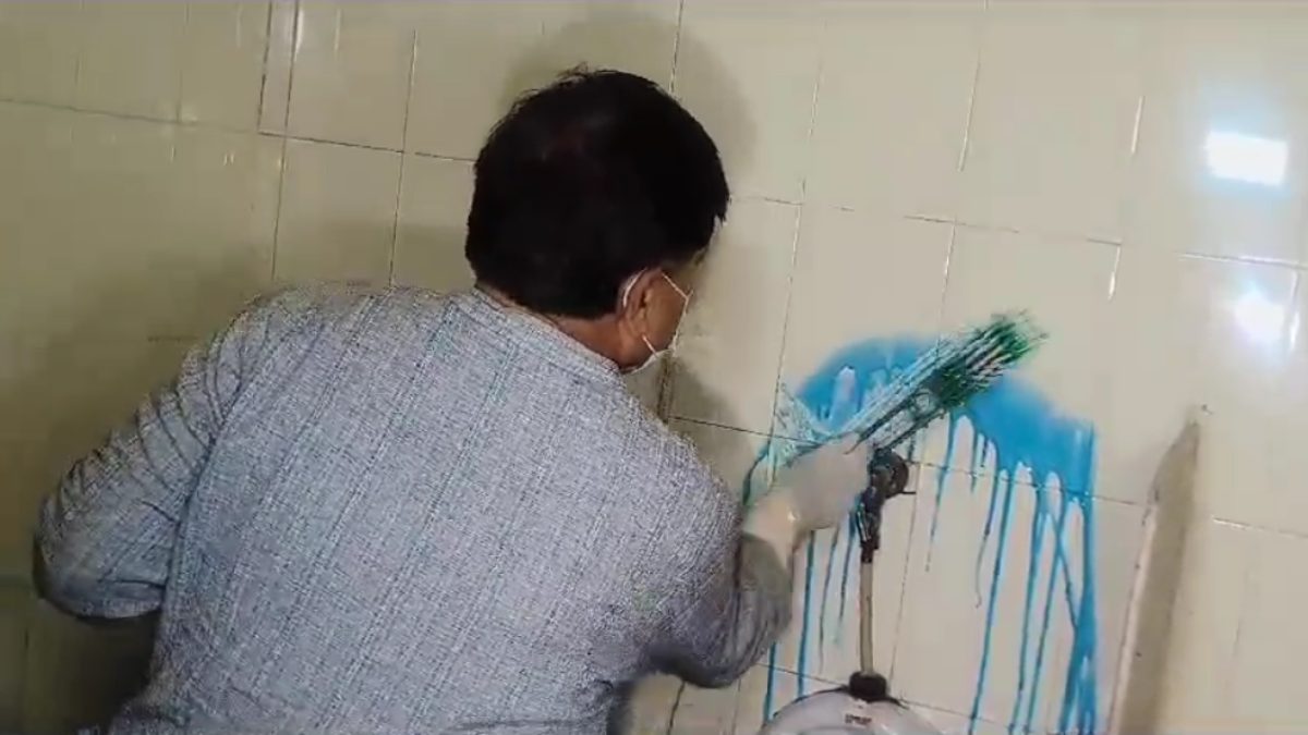 मंत्रीजी का गजब संकल्प: ऊर्जा मंत्री ने गंदे टॉयलेट को अपने हाथों से किया साफ, VIDEO आया सामने