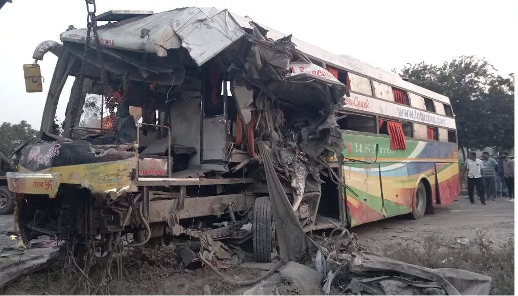 यात्रियों से भरी 2 बसों के बीच भीषण टक्कर, कई यात्री घायल