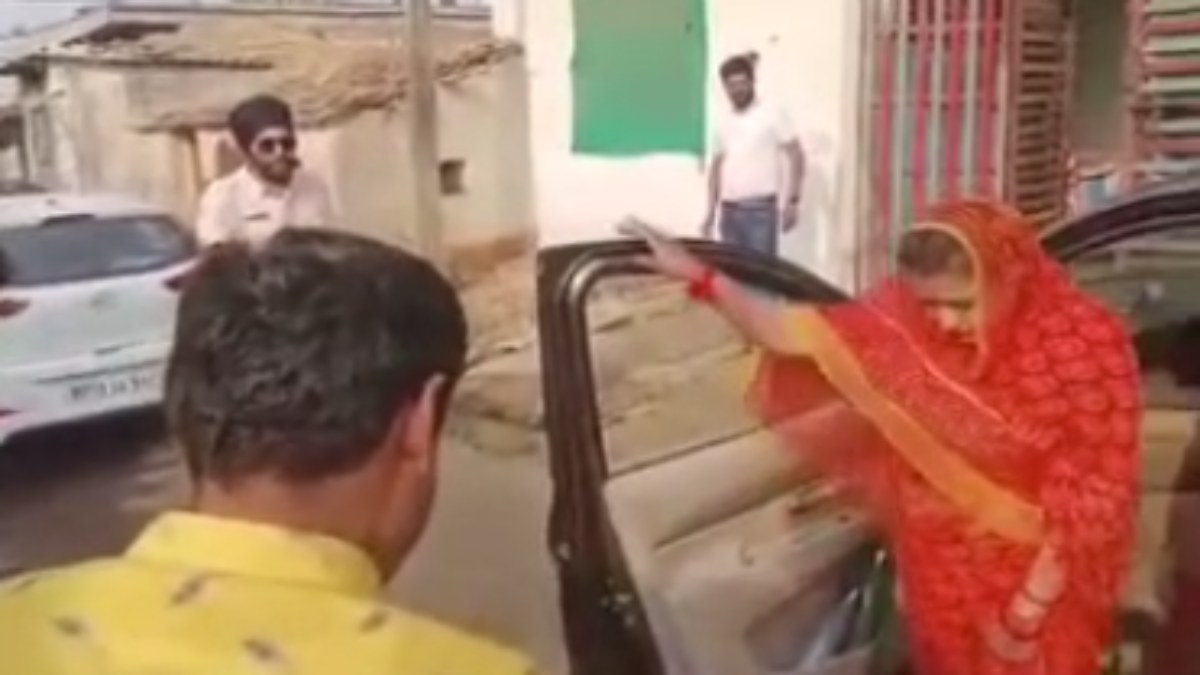 MP Assembly Elections: जब यहां पंचायत मंत्री की पत्नी पहुंची वोट मांगने हुआ कुछ ऐसा, VIDEO वायरल 