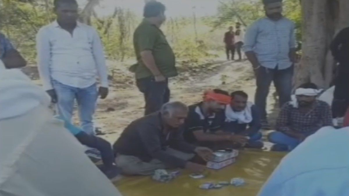 जुए के फड़ पर बरस रहा नोट: पुलिस के नाक के नीचे खुलेआम चल रहा जुआ, लाइव VIDEO वायरल