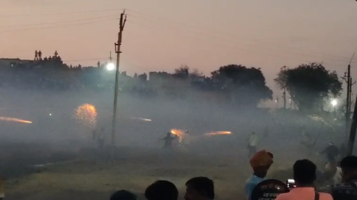 MP के इस गांव में दिवाली के बाद होता है मौत का खेल: एक-दूसरे पर छोड़े जाते हैं जलते हिंगोट, जानिये क्या है Hingot युद्ध जिसमें 30 लोग हुए घायल