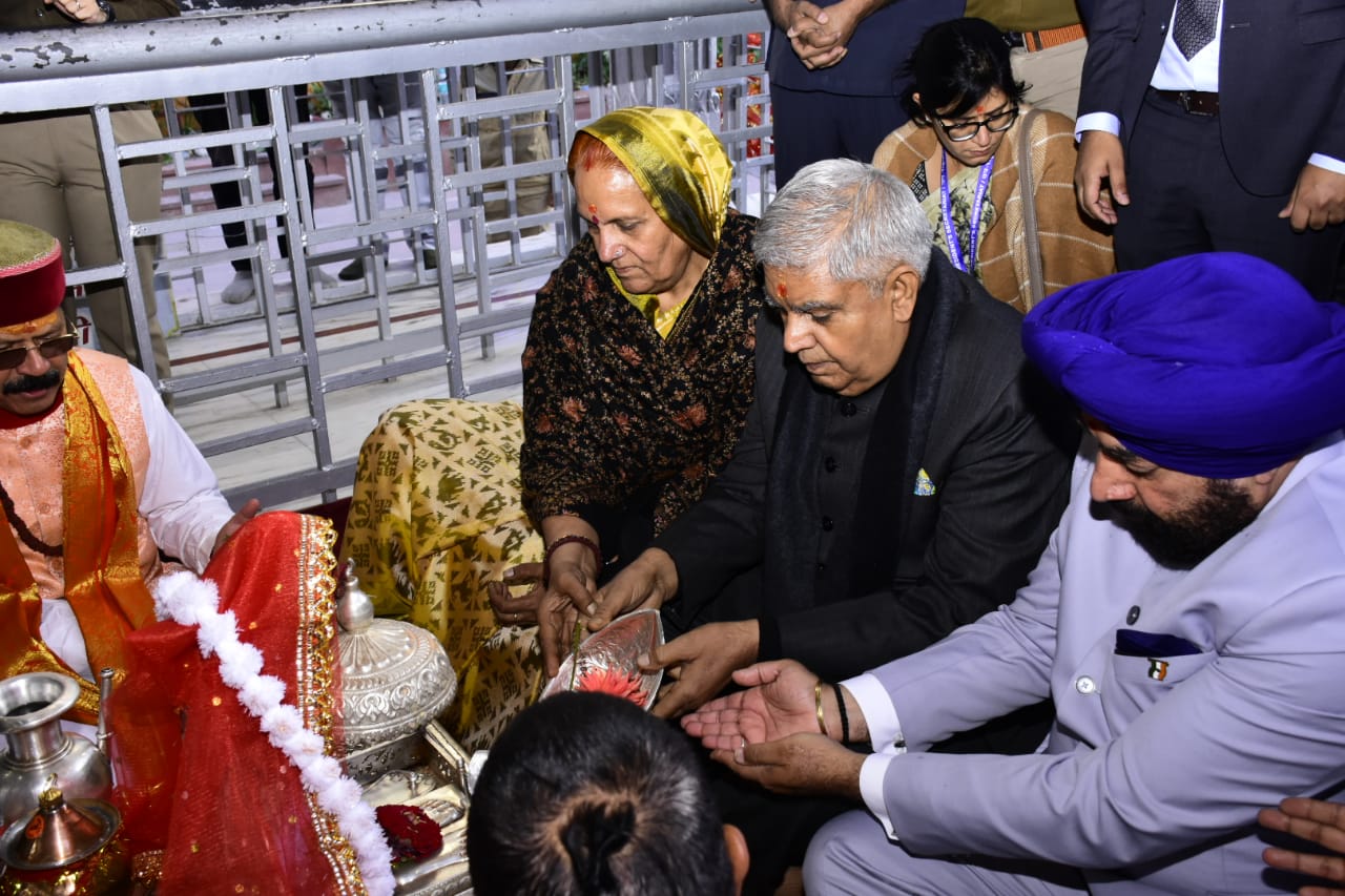 काशी विश्वनाथ मंदिर में उपराष्ट्रपति जगदीप धनखड़ ने की पूजा, राज्यपाल भी रहीं मौजूद