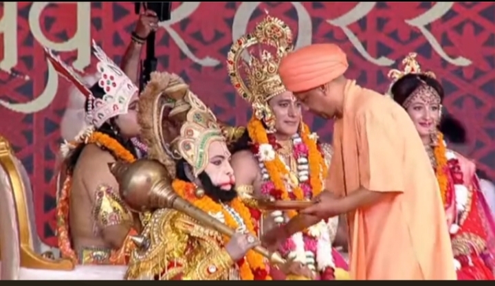 पुष्पक विमान से अयोध्या पहुंचे प्रभु श्रीराम-मां सीता और लक्ष्मण, CM ने किया राजतिलक