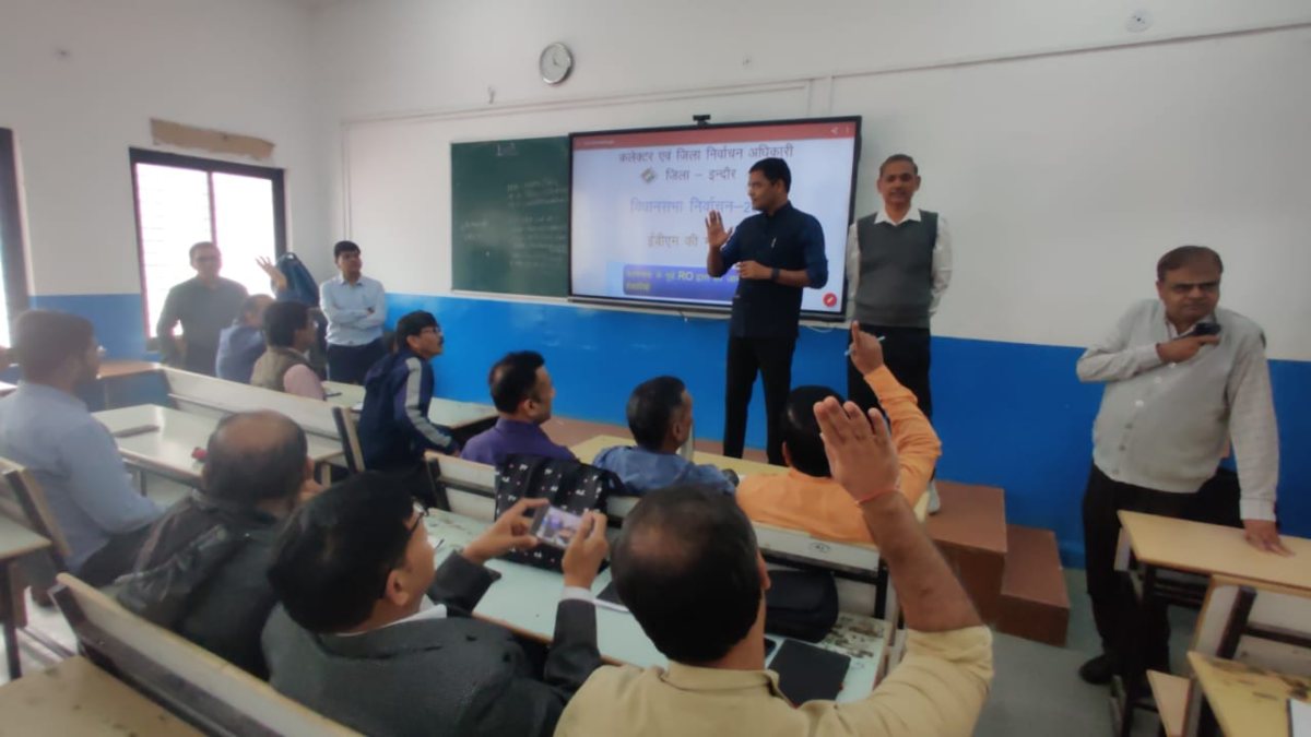 इंदौर में 900 अधिकारी-कर्मचारी करेंगे मतों की गणना, मतगणना में नियुक्त अधिकारी-कर्मचारियों को प्रशिक्षण