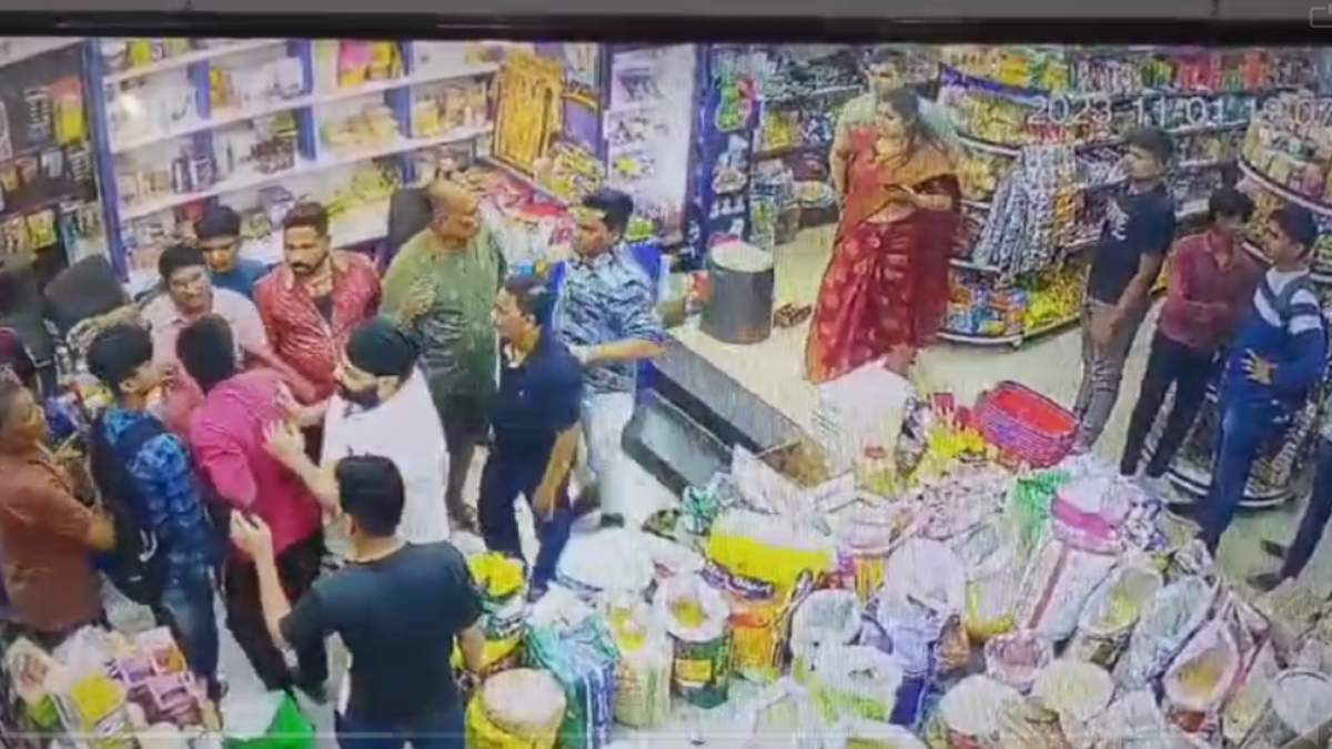 सरेआम गुंडागर्दी का Video Viral: कार में टक्कर लगने पर टोका तो दबंगों ने महिला के पति के साथ की मारपीट, पत्नी से पैर पड़वाकर मंगवाई माफी