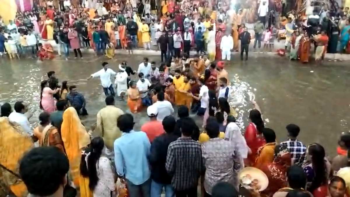 छठ घाट में दो पक्षों में जमकर मारपीट, पुरुषों के साथ महिलाएं भी एक दूसरे पर झपटी, देखें VIDEO …