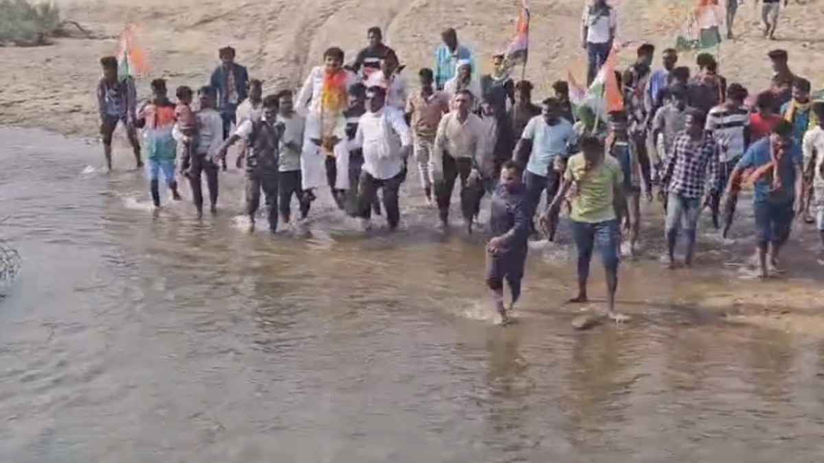 रास्ते में नदी आए या पहाड़ चुनाव प्रचार धुआंधार: कार्यकर्ताओं के कंधे पर चढ़कर पहुंचे कांग्रेस प्रत्याशी, VIDEO वायरल   