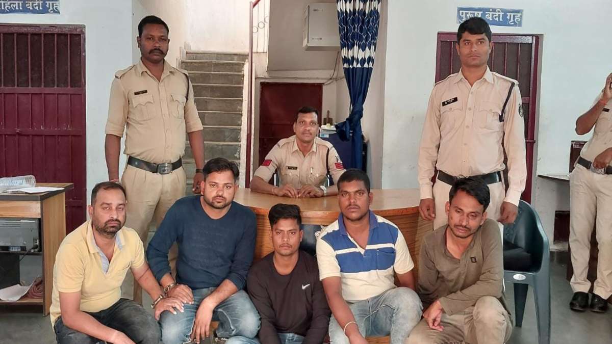 दोस्तों के साथ घूमना पड़ा महंगा : पिकनिक मनाने गए दो गुटों में मारपीट, एक युवक पर चाकू से जानलेवा हमला, मामले में पुलिस ने 5 आरोपियों को किया गिरफ्तार