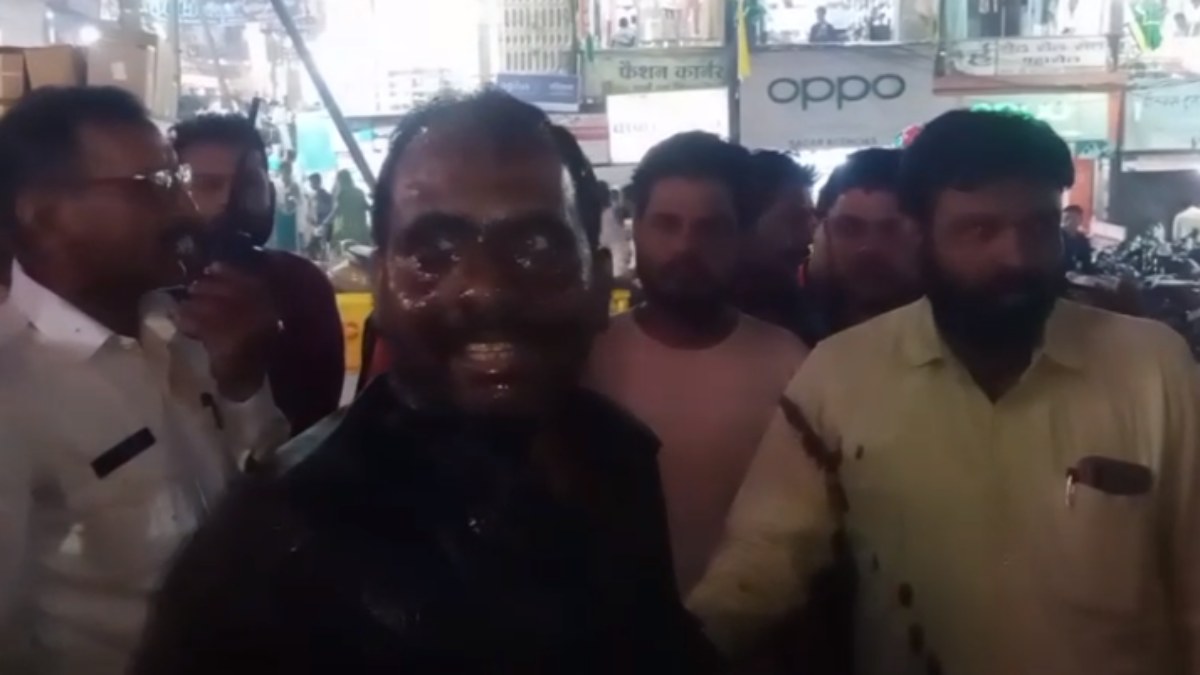 बड़ी खबर: पुलिसकर्मी ने बीच चौराहे पर की आत्मदाह की कोशिश, बीजेपी प्रत्याशी पर लगाए गंभीर आरोप  