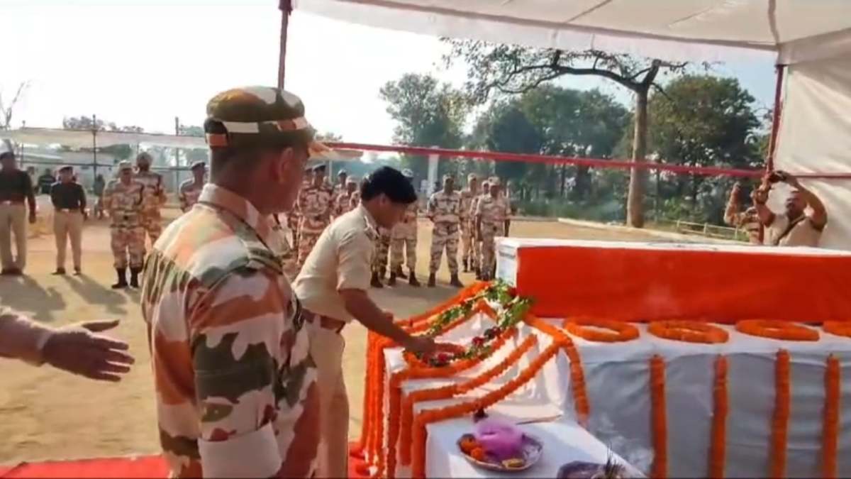 CG NEWS : मतदान दल को रोकने नक्सलियों ने लगाया था IED बम, चपेट में आ गया जवान, शहीद जवान को नम आंखों से दी गई श्रद्धांजलि
