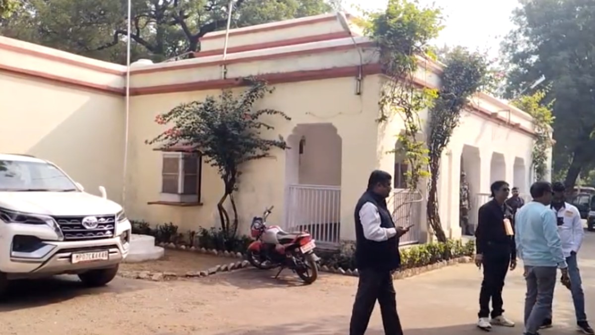 मतदान के बीच यहां बीजेपी-कांग्रेस के प्रत्याशी को प्रशासन ने किया नजरबंद, जानें क्या है वजह  