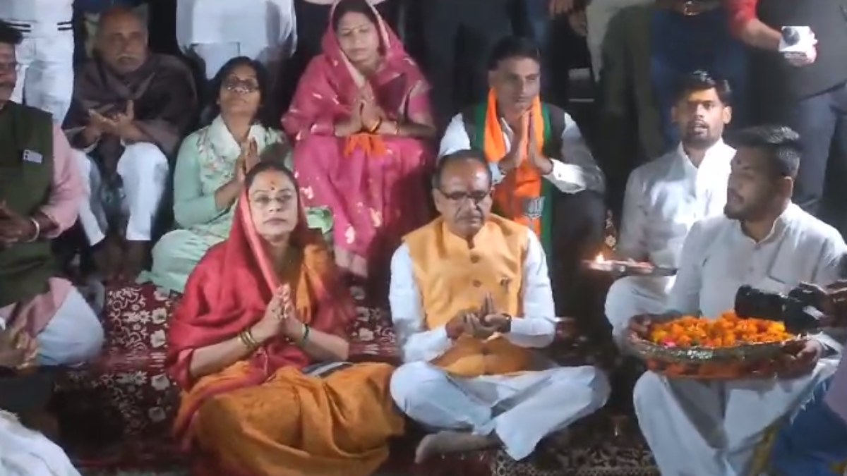 MP Chunav 2023: परिवार के साथ बुधनी में कल वोटिंग करेंगे सीएम शिवराज, पत्नी साधना के साथ नर्मदा घाट पर की पूजा-अर्चना 