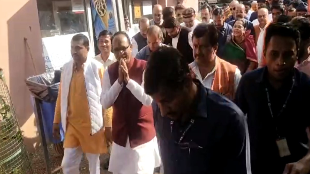 CM शिवराज ने पत्नी संग किए माँ शारदा के दर्शन: मैहर में कहा- लाड़ली बहनों ने दिया है भाजपा को आशीर्वाद 