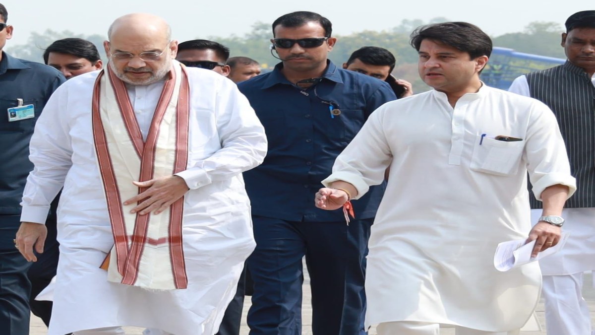 MP Elections: चुनावी सभाओं के लिए ग्वालियर पहुंचे गृहमंत्री अमित शाह, ज्योतिरादित्य सिंधिया ने किया स्वागत 