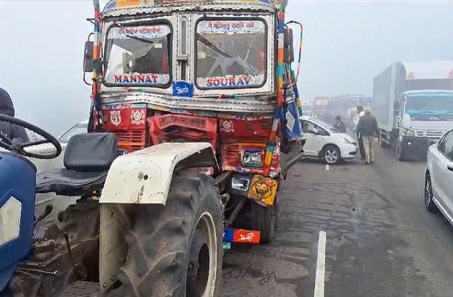 स्कूल बस और 25 से 30 गाड़ियां आपस में टकराईं, धुंध के बीच बड़ा हादसा, चीखते-चिल्लाते रहे स्कूली बच्चे 