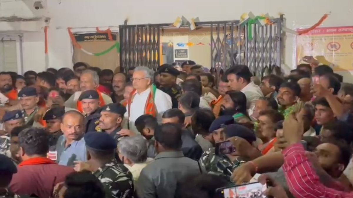 CG NEWS : कोतवाली थाना पहुंचे पूर्व सीएम रमन सिंह, इधर सोशल मीडिया में वायरल हो रहा बृजमोहन अग्रवाल के प्रचार के समय का वीडियो
