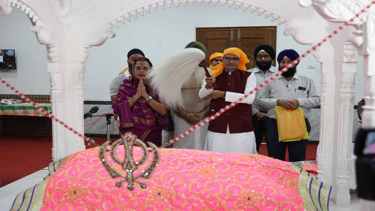 गुरुद्वारा साहिब पहुंचे CM शिवराज, पत्नी संघ गुरुनानक जयंती के अवसर पर टेका मत्था