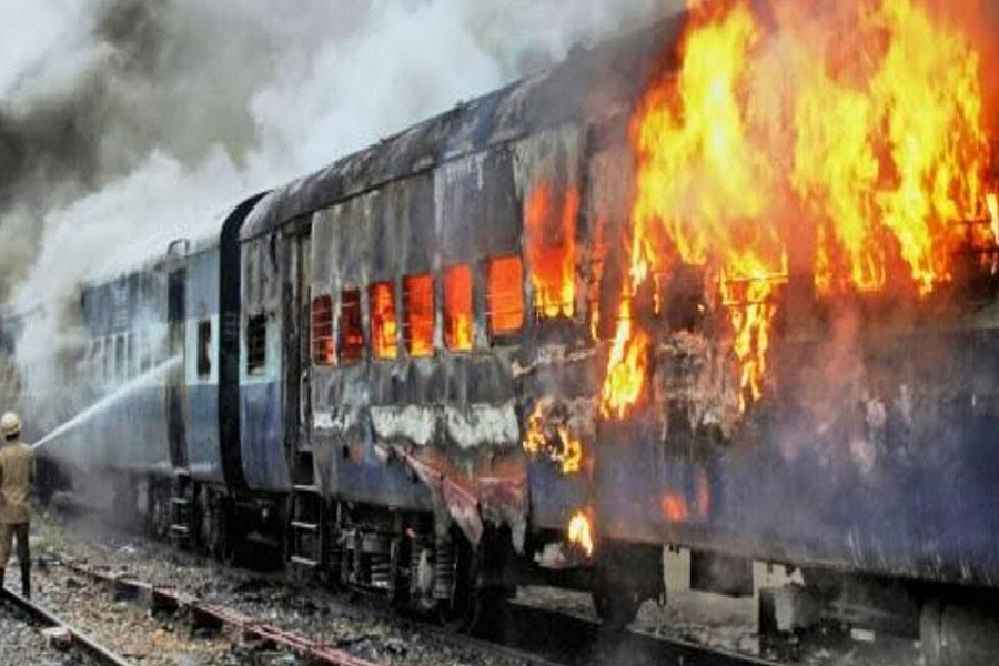 इटावा में वैशाली एक्सप्रेस के स्लीपर कोच में लगी आग, 19 यात्री घायल,11 सैफई रेफर